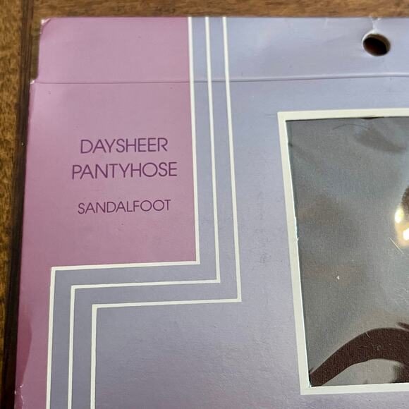 Gloria Vanderbilt Daysheer  Sandalfoot Pantyhose Size:  D, Color:   Taupe C-13 - Picture 3 of 12